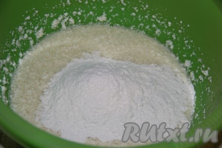 Затем всыпать муку, соду и соль.&nbsp;
