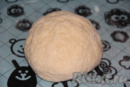 Замесить мягкое творожное тесто для пончиков. Хорошо вымесить тесто руками на силиконовом коврике (или на столе), припыленном мукой.
