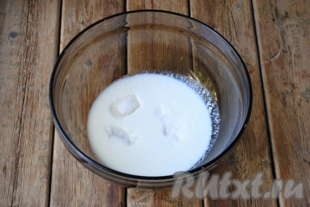 Кефир комнатной температуры налить в миску, всыпать соль, соду и сахар, перемешать. Сразу начнётся реакции между кефиром и содой, масса начнёт пениться.&nbsp;
