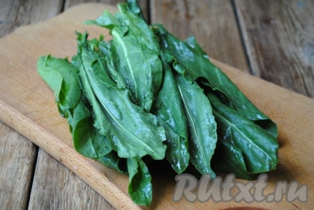 Обрезать грубые стебли. 