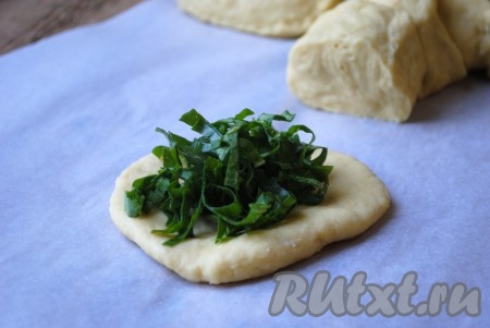 Каждый кусочек теста раскатать в лепешку&nbsp;толщиной 5-7 мм. В центр лепёшки выложить 1 столовую ложку щавеля.&nbsp;

