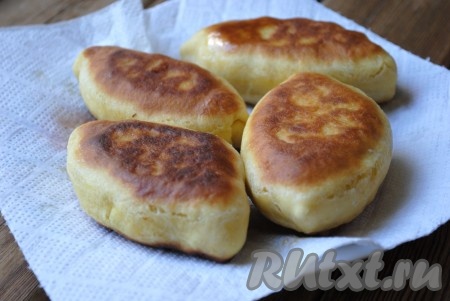 Жареные пирожки сразу выкладывать на бумажное полотенце или салфетку, чтобы убрать излишки масла.
