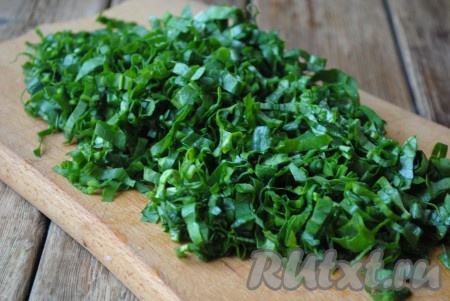 Листики мелко нарезать.&nbsp;
