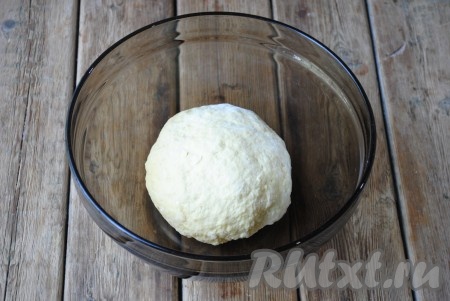 Постепенно всыпая в получившуюся массу просеянную муку, замесить не липкое, мягкое, эластичное тесто. Тесто, выложив в миску и накрыв полотенцем, оставить на 10-15 минут, чтобы оно "отдохнуло". А пока можно заняться начинкой. 