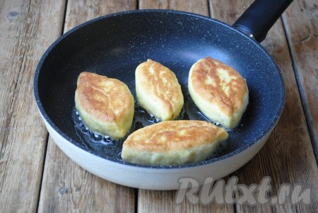 Пирожки со щавелем жарить на среднем огне до красивого золотистого цвета с двух сторон (по 3-4 минуты с каждой стороны).&nbsp;
