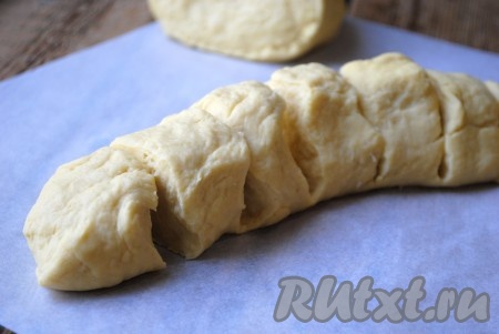 Скатать каждую часть теста в валик и нарезать на небольшие кусочки (как на фото).&nbsp;
