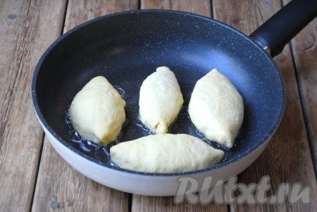 В сковороде разогреть достаточное количество растительного масла, затем выложить швом вниз заготовки пирожков.&nbsp;&nbsp;

