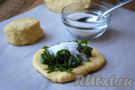 Поверх щавеля насыпать чайную ложку сахара (или по вкусу). 