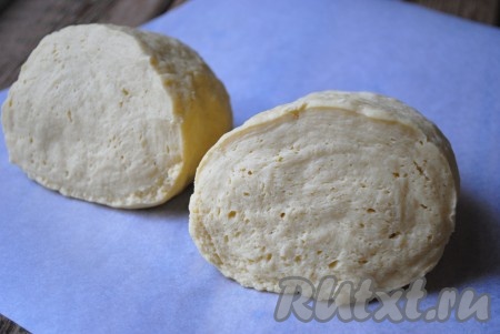 "Отдохнувшее" тесто разделить на 2 части.&nbsp;
