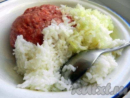 Рис промыть водой, затем выложить в кастрюлю с достаточно большим количеством закипевшей воды, перемешать, снова дать закипеть, а затем варить на небольшом огне 15 минут. Отваренный рис откинуть на сито, лишней воде дать стечь, оставить остывать. Фарш можно использовать покупной, но лучше взять кусочки мяса (у меня - свинина и говядины) и пропустить через мясорубку в домашних условиях. В глубокой миске соединить фарш, остывший рис, 1 очищенную и мелко нарезанную луковицу.