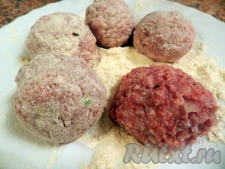 Руками, смоченными водой, из фарша сформировать тефтели (я сформировала 11 штук), обвалять их со всех сторон в муке. В сковороде разогреть растительное масло, выложить тефтели и обжарить их с двух сторон на среднем огне до подрумянивания. Если все тефтели сразу не поместятся на сковородку, тогда обжаривайте их в несколько заходов.