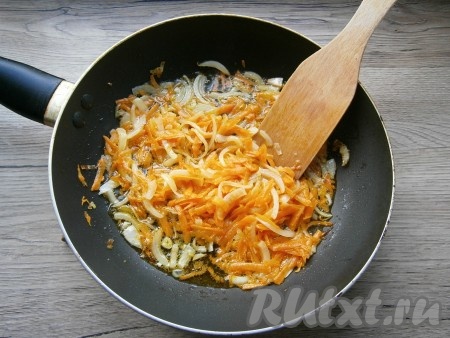 Обжарить овощи, периодически перемешивая, на среднем огне до мягкости.