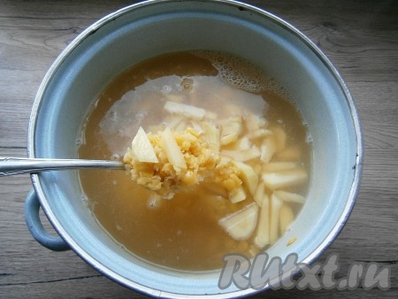 Когда горох начнёт развариваться, добавить в кастрюлю картофель и влить 2 литра воды, довести до кипения, посолить по вкусу. Варить суп 15-20 минут на слабом огне с прикрытой крышкой.