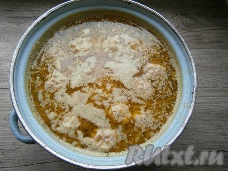 Довести до кипения и варить гороховый суп на небольшом огне до всплытия фрикаделек (минут 10). После этого выключить газ и дать супу настояться под закрытой крышкой 10-15 минут.