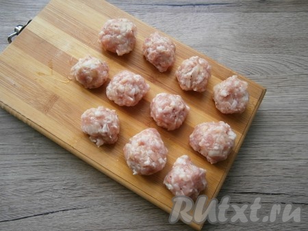 Сформировать влажными руками небольшие фрикадельки.
