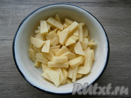 Затем поставить кастрюлю с горохом на огонь, довести до кипения, убрать пену. Варить горох на небольшом огне около 30-40 минут. За это время он должен хорошо развариться, благодаря добавлению соды. Картофель, лук и морковь очистить. Картошку нарезать на небольшие кусочки.