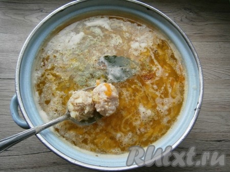 Когда картофель в кастрюле проварится 15-20 минут (то есть будет почти готов), добавить обжаренные овощи, фрикадельки, специи (я добавила приправу для супа и специи для первых блюд) и лавровый лист.