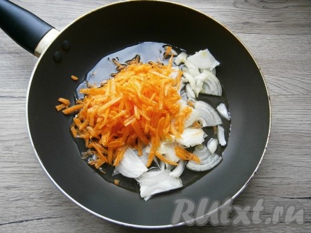Лук нарезать на тонкие полукольца (или четверть кольца), морковь натереть на крупной тёрке, поместить в сковороду, влить растительное масло.