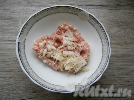 Для приготовления фрикаделек к фаршу добавить мелко нарезанный репчатый лук, соль и чёрный молотый перец, перемешать.