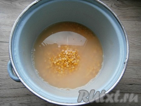 Горох хорошо промыть водой, лишней воде дать стечь. Промытый горох выложить в кастрюлю, в которой будете варить суп, влить 1,5 литра воды, добавить щепотку соды. Оставить горох на пару часов для набухания.