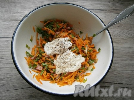 Сюда же добавить столовую ложку майонеза и такое же количество сметаны, салат посолить и поперчить.
