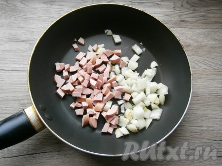 Колбасу и очищенный лук, нарезав небольшими кубиками, выложить на сковороду, влить растительное масло.
