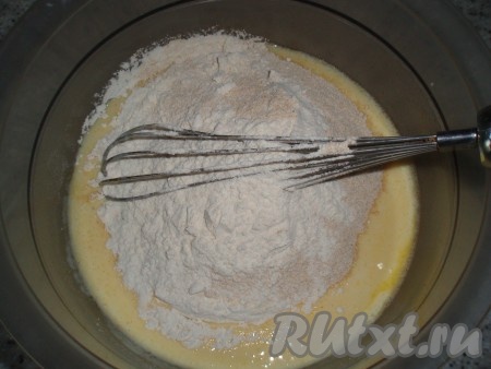 Всыпать смешанную с разрыхлителем муку и перемешать, постепенно добавляя воду. Тесто должно получиться густоты сметаны. Я часть обычной пшеничной муки заменила цельнозерновой, но это необязательно.
