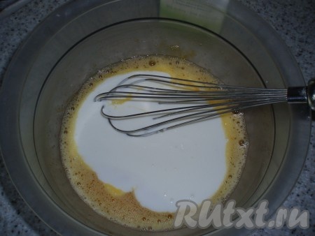 В яичную массу добавить кефир, перемешать до однородности.
