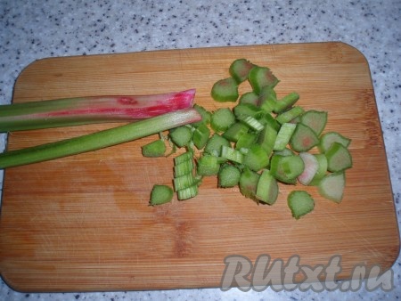 Черешки ревеня вымыть, очистить от прожилок, нарезать на кусочки.