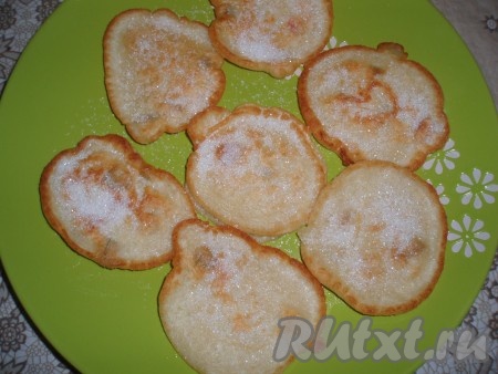 Готовые оладьи переложить со сковороды на блюдо, пересыпая каждый слой оладий сахаром.
