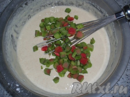 Непосредственно перед жаркой добавить в тесто кусочки ревеня, перемешать.