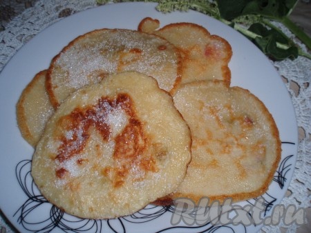 Очень вкусные, нежные оладьи с ревенем подаем на стол.