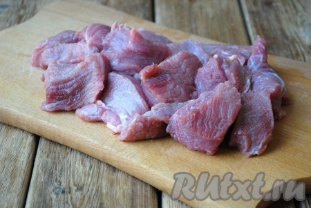 Вымыть говядину под проточной холодной водой, обсушить и нарезать на порционные кусочки среднего размера.&nbsp;

