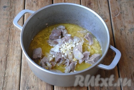 По истечении указанного времени добавить в казан измельчённый чеснок, сахар, соль и уксус, тщательно перемешать и готовить ещё 1 час на медленном огне под крышкой.&nbsp;
