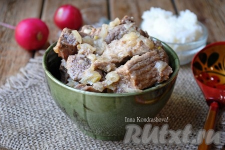 Подавать мясо, приготовленное по этому рецепту, нужно горячим. К очень вкусной говядине по-кремлёвски в качестве гарнира отлично подойдёт гречка, картофельное пюре или рис. Попробуйте!
