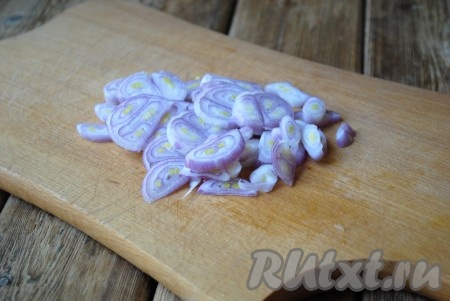 Лук очистить, вымыть и нарезать кольцами.&nbsp;
