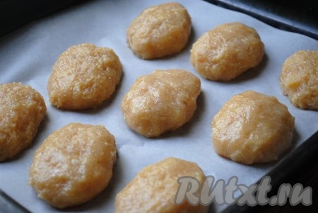 Мокрыми руками сформировать небольшие котлеты и выложить их на противень застеленный пергаментом. 