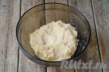 Ещё раз перемешать и оставить на 10-15 минут, чтобы крупа набухла. 