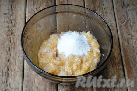 Всыпать манную крупу. 