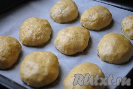 Запекать куриные котлеты в разогретой до 180 градусов духовке 25 минут.&nbsp;
