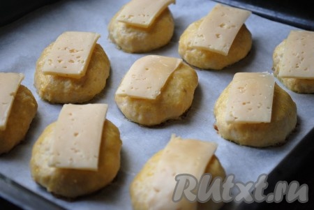 Твёрдый сыр нарезать тонкими пластинами и выложить поверх каждой котлеты. Если вы готовите без сыра, то пропустите этот этап.
