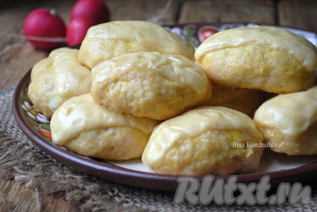 Куриные котлеты, приготовленные с добавлением манки в духовке, получаются очень вкусными. Переложить их на тарелку и можно подавать на стол.&nbsp;
