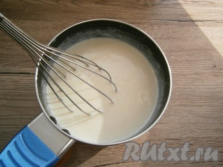 Поставить ковшик на огонь и при непрерывном помешивании довести смесь до кипения. Варить на слабом огне минуты 2-3, смесь должна немного загустеть и стать похожей на кисель.
