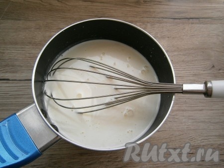 К сахару и сухому молоку влить оставшееся молоко и крахмальную смесь, перемешивая тщательно венчиком. Мешать нужно до растворения всех комочков.
