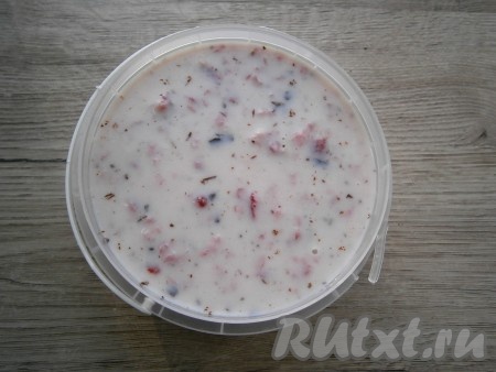 Перелить готовую смесь в пластиковый контейнер и отправить в морозилку на 5-6 часов. Каждый час смесь нужно хорошо перемешивать.
