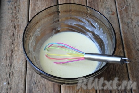 Тесто должно получиться довольно жидким, однородным, без комочков. Оставить тесто на 10 минут "отдохнуть".
