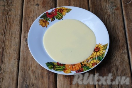 Плоскую тарелку (подходящую для использования в микроволновой печи) смазать тонким слоем растительного масла и налить блинное тесто, примерно 3 столовые ложки, равномерно распределить его.
