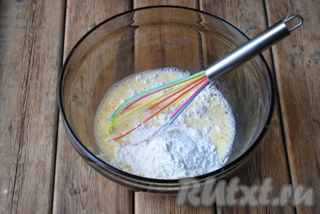 Добавить просеянную муку и хорошо перемешать.&nbsp;
