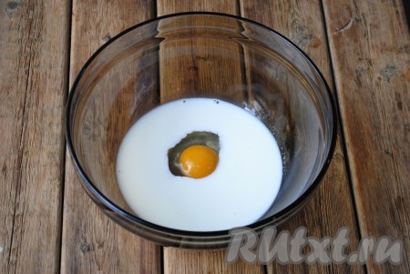 В миску налить молоко комнатной температуры, добавить соль, сахар, растительное масло и яйцо.
