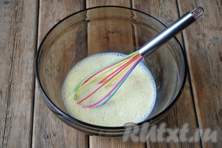 С помощью венчика взбить получившуюся массу до однородности.

